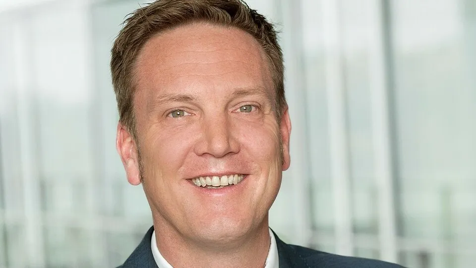 Kommt mit Macht: Business to Business to Employee